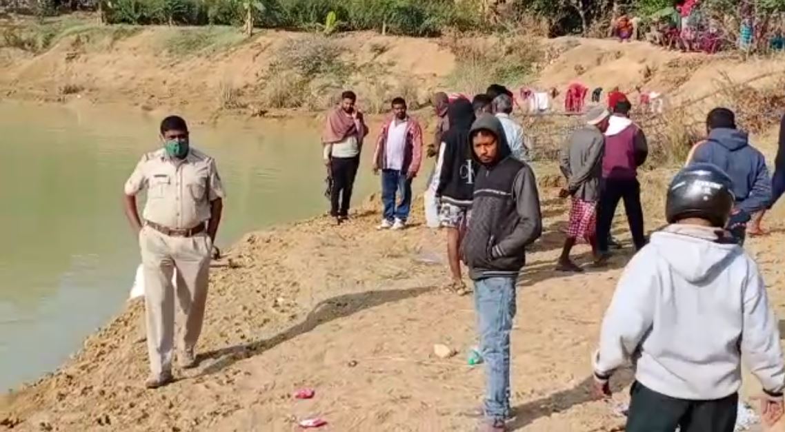  ଜଣେ ଗ୍ରାମ ସାଥୀଙ୍କୁ ଅତି ନୃଶଂସ ଭାବେ ହତ୍ୟା କରାଯାଇଛି । ରମେଶ ସିଂ ନାମକ ଏହି ବ୍ୟକ୍ତିଙ୍କ ହାତ, ଗୋଡ଼ ଓ ମୁଣ୍ଡକୁ କାଟି ବିଭିନ୍ନ ସ୍ଥାନରେ ଫିଙ୍ଗିଛନ୍ତି ହତ୍ୟାକାରୀମାନେ ।