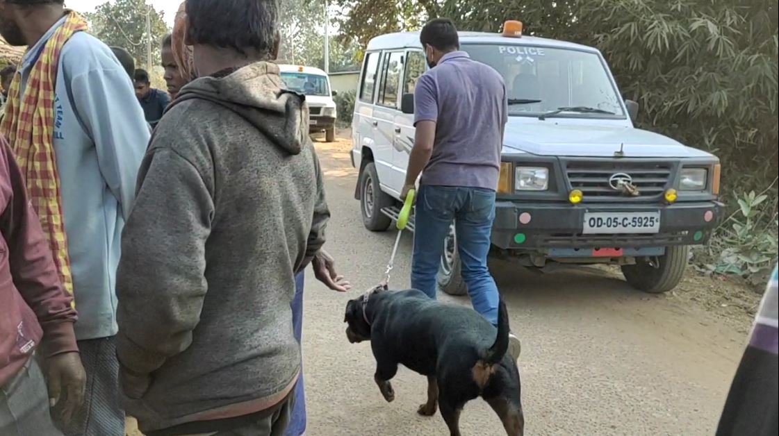  ପୋଲିସ ଭଜା ଓରାମ ଓ ତାଙ୍କ ଶାଶୁଙ୍କୁ ଥାନାରେ ଅଟକ ରଖି ପଚରା ଉଚୁରା କରୁଛି ।