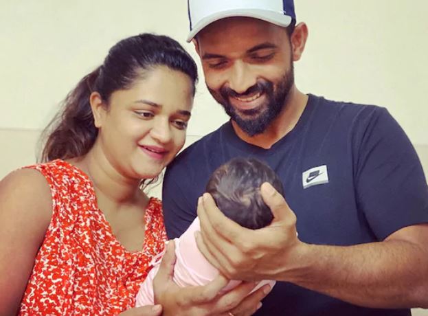  ନିଜ କୁନି ଝିଅ ଓ ତା’ ମା’ ରାଧିକା ଧୋପାଭକରଙ୍କ ସହ ଅଜିଙ୍କ୍ୟ ରହାଣେ (ଫଟୋ: ଇନଷ୍ଟାଗ୍ରାମ୍)