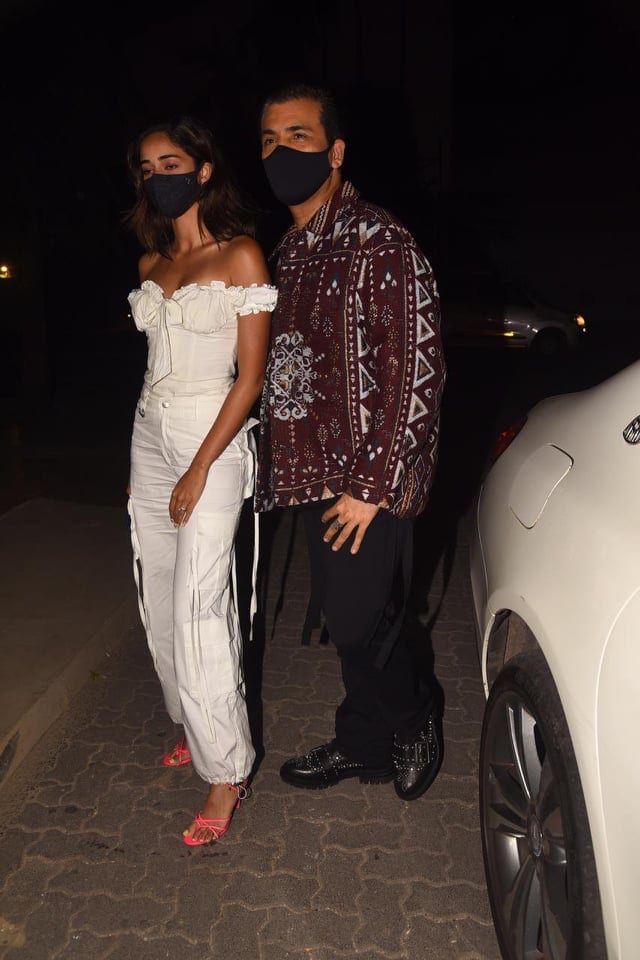  କରଣ ଜୋହର ଏହି ଶୈଳୀରେ ଅନନ୍ୟା ପାଣ୍ଡେଙ୍କ ସହ ପାର୍ଟିରେ ପହଞ୍ଚିଥିଲେ ।