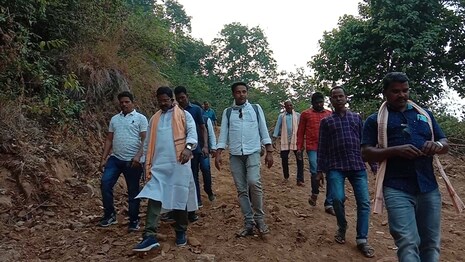 ଅନୁଗୁଳ: ୫ କି.ମି. ଉଚ୍ଚ ପାହାଡ଼ରେ ଥିବା ଗାଁରେ ପ୍ରଥମ ଥର ପହଞ୍ଚିଲେ MLA; ରାସ୍ତାର ଆଶା ବଢ଼ିଲା