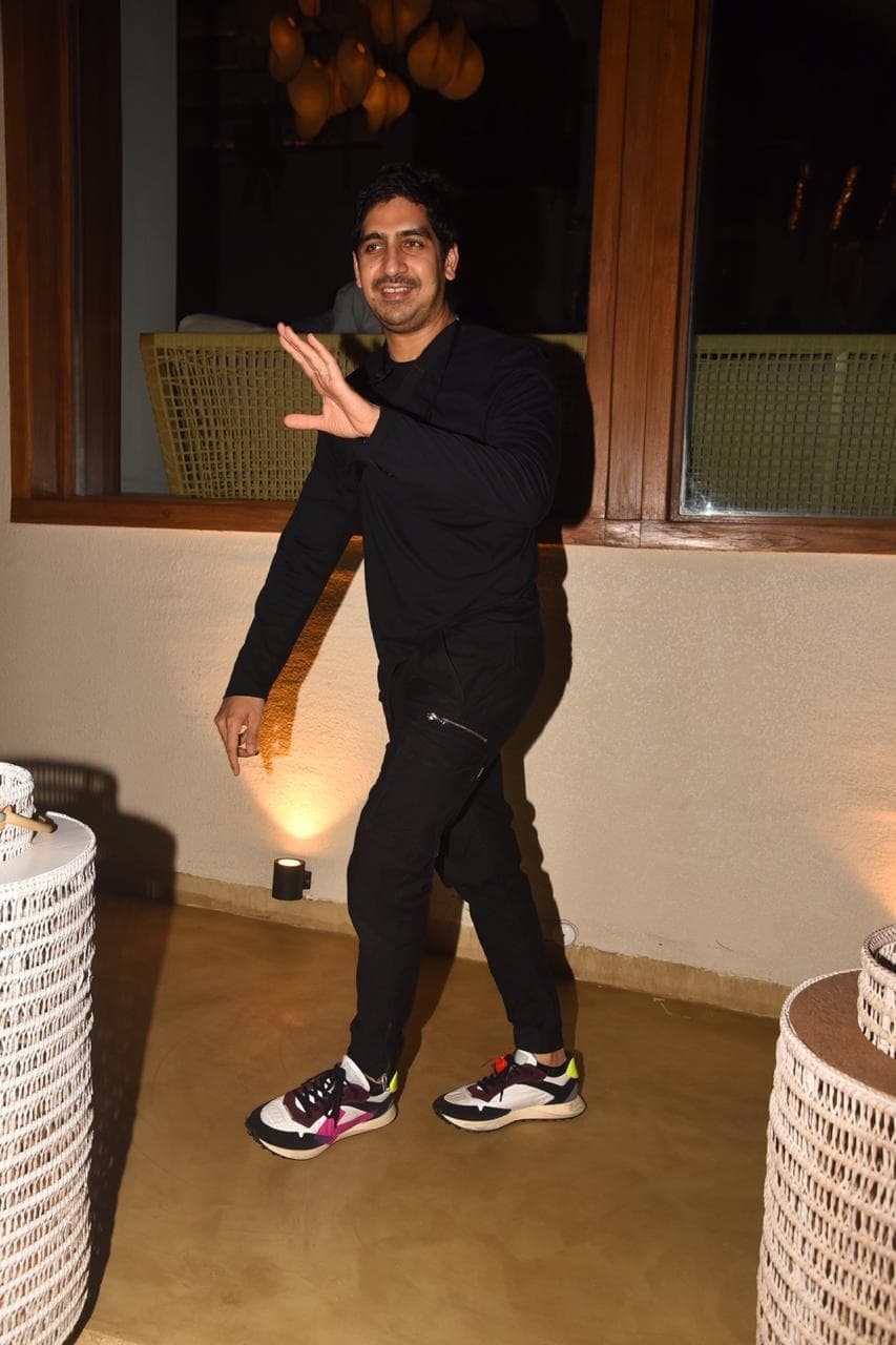  ଦୀପିକା ଓ ରଣବୀରଙ୍କ ବିଶେଷ ବନ୍ଧୁ ଆୟାନ ମୁଖାର୍ଜୀ ବି ଏକ କଳା ଡ୍ରେସ୍ ପିନ୍ଧି ପାର୍ଟିରେ ପହଞ୍ଚିଥିଲେ ।