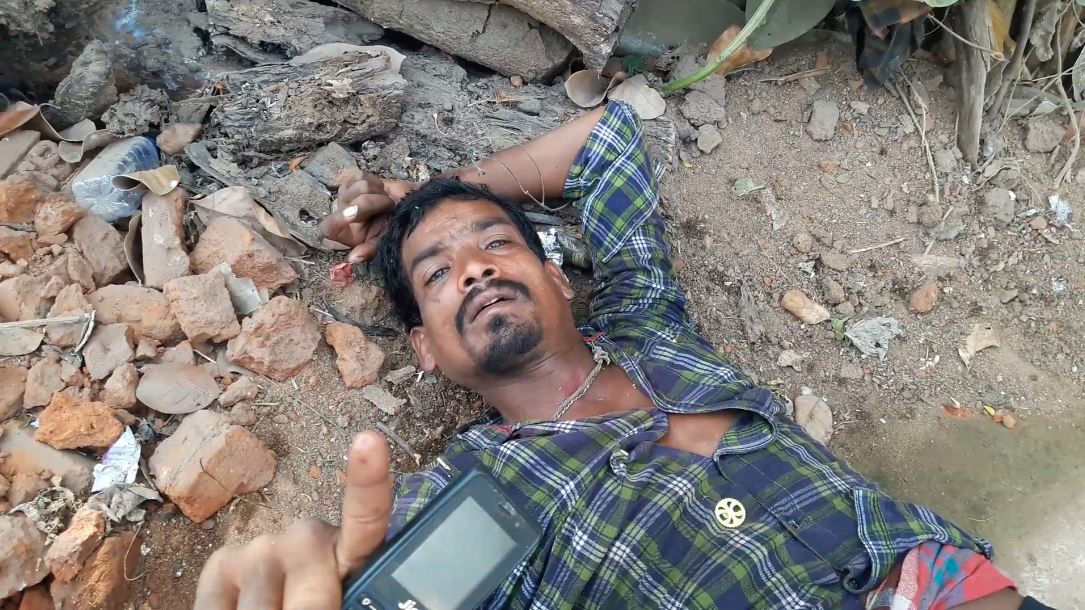 ହତ୍ୟାକାରୀ ପୁଅ ସନ୍ନ୍ୟାସୀ କବିସୂର୍ଯ୍ୟନଗର ସହର ମର୍ଦ୍ଧରାଜ ହାଇସ୍କୁଲ ସାମ୍ନାରେ ପ୍ରଚୁର ମଦ୍ୟପାନ କରି ଶୋଇଥିଲା । ହତ୍ୟାକାରୀ ପୁଅ ସନ୍ନ୍ୟାସୀ କବିସୂର୍ଯ୍ୟନଗର ସହର ମର୍ଦ୍ଧରାଜ ହାଇସ୍କୁଲ ସାମ୍ନାରେ ପ୍ରଚୁର ମଦ୍ୟପାନ କରି ଶୋଇଥିଲା ।