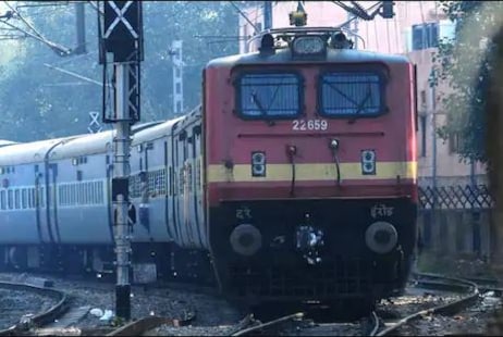Indian Railway: ବର୍ତ୍ତମାନ ଟ୍ରେନରେ ମିଳିବ ମନପସନ୍ଦର ଖାଦ୍ୟ; ରେଲୱେ ଯାତ୍ରୀମାନଙ୍କ ସୁବିଧା ପାଇଁ ଆରମ୍ଭ କଲା E-Catering ସର୍ଭିସ