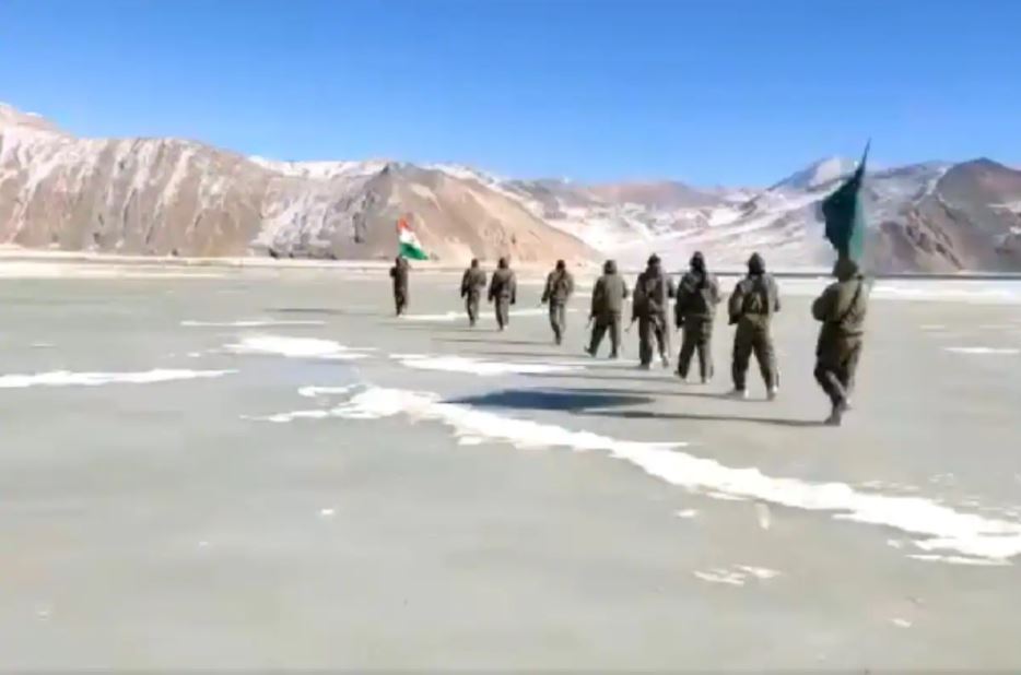  ଲଦ୍ଦାଖର ୧୭୦୦୦ ଫୁଟ ଉଚ୍ଚରେ ଅବସ୍ଥିତ ଏହି ହ୍ରଦ ଉପରେ ବରଫ ଆଚ୍ଛାଦିତ ହୋଇଯାଇଛି । ଏହା ଉପରେ ଆଇଟିବିପି ଯବାନମାନେ ପଦଯାତ୍ରା କରି ଗଣତନ୍ତ୍ର ଦିବସ ପାଳନ କରିଛନ୍ତି । (ପିକ- ITBP)<br />