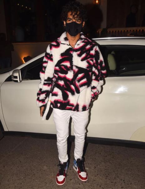  ଦୀପିକା ପାଦୁକୋନଙ୍କ ଜନ୍ମ ଦିନ ପାର୍ଟିରେ ଇଶାନ ଖଟ୍ଟର ବି ଷ୍ଟାଇଲିସ୍ ଅବତାରରେ ପହଞ୍ଚିଥିଲେ । (ସବୁ ଫଟୋ ସୌଜନ୍ୟ: ବୀରଲ୍ ଭୟାନି)