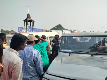 ବନ ବିଭାଗର ଅଧିକାରୀ ଓ ଡ୍ରାଇଭର୍ ତଳେ ପଡ଼ି ଲୋକଙ୍କ ଠାରୁ କ୍ଷମା ମାଗିଥିଲେ ।