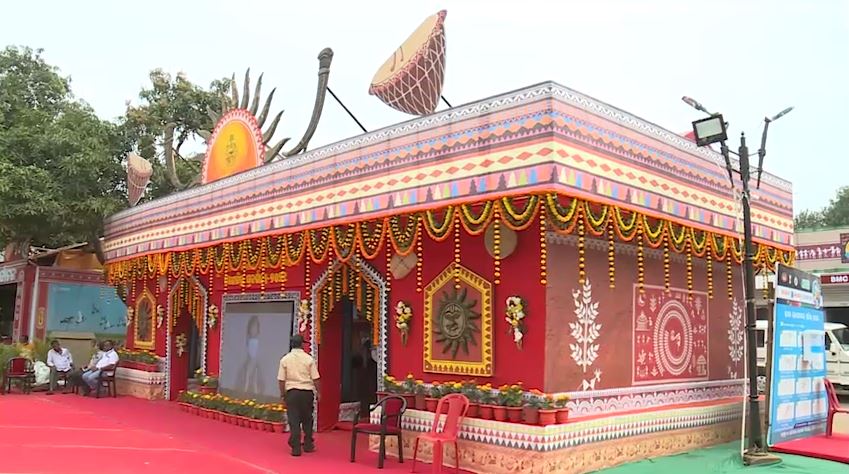 କୋଭିଡ କଟକଣା ଭିତରେ ଆଦିବାସୀ ମେଳା ଆରମ୍ଭ ହୋଇଥିବାରୁ ଏକ ସମୟରେ ୧,୫୦୦ରୁ ଅଧିକ ଦର୍ଶକ ମେଳା ସ୍ଥଳରେ ରହିପାରିବେନି ବୋଲି ନିୟମ ହୋଇଛି । ପ୍ରତି ଦିନ ୭ରୁ ୮ ହଜାର ଲୋକଙ୍କୁ ପ୍ରତି ଘଣ୍ଟାରେ ପର୍ଯ୍ୟାୟକ୍ରମେ ଭିତରକୁ ଯିବାକୁ ମିଳିବ ଅନୁମତି । କୋଭିଡ କଟକଣା ଭିତରେ ଆଦିବାସୀ ମେଳା ଆରମ୍ଭ ହୋଇଥିବାରୁ ଏକ ସମୟରେ ୧,୫୦୦ରୁ ଅଧିକ ଦର୍ଶକ ମେଳା ସ୍ଥଳରେ ରହିପାରିବେନି ବୋଲି ନିୟମ ହୋଇଛି । ପ୍ରତି ଦିନ ୭ରୁ ୮ ହଜାର ଲୋକଙ୍କୁ ପ୍ରତି ଘଣ୍ଟାରେ ପର୍ଯ୍ୟାୟକ୍ରମେ ଭିତରକୁ ଯିବାକୁ ମିଳିବ ଅନୁମତି ।