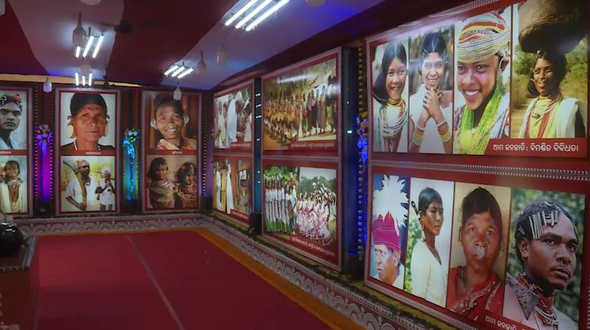  ମେଳାରେ ଇ-ମାର୍କେଟିଂର ମଧ୍ୟ ବ୍ୟବସ୍ଥା କରାଯାଇଛି । ଏଥର ଆଦିବାସୀ ମେଳାରେ ନା ଦେଖିବାକୁ ମିଳିଛି ଆଦିବାସୀ ଜନଜାତିଙ୍କ ପାରମ୍ପରିକ ଘର ନାଁ ମେଲିଛି ଖାଦ୍ୟର ପସରା । କେବଳ ଜନଜାତିଙ୍କ ଦ୍ବାରା ଉତ୍ପାଦିତ ସାମଗ୍ରୀର ବିକ୍ରିବଟାର ସୁବିଧା ଉପଲବ୍ଧ ହୋଇଛି ।