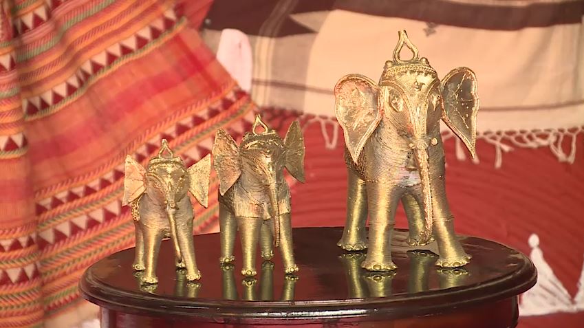 ଭର୍ଚ୍ଚୁଆଲ ମୋଡ଼ରେ ବି ମେଳା ପରିଦର୍ଶନ ସହ ସାମଗ୍ରୀ କିଣି ପାରିବେ ଆପଣ । କିନ୍ତୁ ମେଳାରେ ବୁଲି ବୁଲି ଦେଖିବା ଓ କିଣାକିଣି କରିବାର ମଜା ଟିକେ ଅଲଗା । ଭର୍ଚ୍ଚୁଆଲ ମୋଡ଼ରେ ବି ମେଳା ପରିଦର୍ଶନ ସହ ସାମଗ୍ରୀ କିଣି ପାରିବେ ଆପଣ । କିନ୍ତୁ ମେଳାରେ ବୁଲି ବୁଲି ଦେଖିବା ଓ କିଣାକିଣି କରିବାର ମଜା ଟିକେ ଅଲଗା ।
