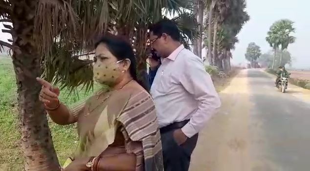 ଶୁକ୍ରବାର ଦିନ ଯାଜପୁରରେ ଝରାଫୁଲଙ୍କ ମୃତ ଦେହ ଫିଙ୍ଗାଯାଇଥିବା ସ୍ଥାନ ବୁଲି ଦେଖିଛନ୍ତି ମହିଳା କମିଶନ ଅଧ୍ୟକ୍ଷା ମୀନତି ବେହେରା । ପୋଲିସ ତଦନ୍ତ ଜାରି ରହିଥିବା ବେଳେ ମହିଳା କମିଶନ ମଧ୍ୟ ଏହି ଘଟଣା ଉପରେ ନଜର ରଖିଥିବା କହିଛନ୍ତି ସେ । ଶୁକ୍ରବାର ଦିନ ଯାଜପୁରରେ ଝରାଫୁଲଙ୍କ ମୃତ ଦେହ ଫିଙ୍ଗାଯାଇଥିବା ସ୍ଥାନ ବୁଲି ଦେଖିଛନ୍ତି ମହିଳା କମିଶନ ଅଧ୍ୟକ୍ଷା ମୀନତି ବେହେରା । ପୋଲିସ ତଦନ୍ତ ଜାରି ରହିଥିବା ବେଳେ ମହିଳା କମିଶନ ମଧ୍ୟ ଏହି ଘଟଣା ଉପରେ ନଜର ରଖିଥିବା କହିଛନ୍ତି ସେ ।