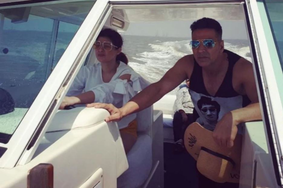  କେବଳ ଏତିକି ନୁହେଁ ଟ୍ୱିଙ୍କଲ ଅକ୍ଷୟ କୁମାରଙ୍କୁ ତାଙ୍କ ସ୍ୱାସ୍ଥ୍ୟ ସମ୍ବନ୍ଧୀୟ ସମସ୍ତ ପ୍ରଶ୍ନ ମଧ୍ୟ ପଚାରିଥିଲେ । ପ୍ରଥମେ ଅକ୍ଷୟ କୁମାର ଟ୍ୱିଙ୍କଲଙ୍କ ଏହି ସବୁ ଜିନିଷ ଦ୍ୱାରା ଆଶ୍ଚର୍ଯ୍ୟ ହୋଇଯାଇଥିଲେ । ତେବେ ପରେ ସେ ହୃଦୟଙ୍ଗମ କଲେ ଯେ ଟ୍ୱିଙ୍କଲ୍ ଠିକ୍ କହିଛନ୍ତି । (ଫଟୋ କ୍ରେଡିଟ୍: instagram/@twinklerkhanna)<br />