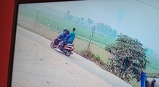  ରାକେଶ ସହ ସ୍କୁଟିରେ ଝରାଫୁଲଙ୍କ ମୃତ ଦେହ ନେଇ ଯାଇଥିବା ଅନ୍ୟ ଯୁବକ ଶେଖରର ଏ ପର୍ଯ୍ୟନ୍ତ ପତ୍ତା ମିଳୁନି । ସେ ସାମ୍ନାକୁ ଆସିଲେ ଝରାଫୁଲଙ୍କ ମୃତ୍ୟୁ ରହସ୍ୟ ଖୋଲିବ ବୋଲି ଆଶା ରଖିଛନ୍ତି ଶୋକାତୁର ବାପା ରମାକାନ୍ତ ନାୟକ ।