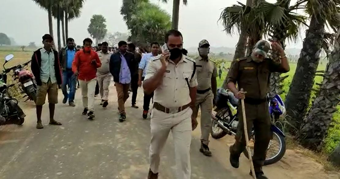 ଏହି ଘଟଣାର ସତ୍ୟ ଉଦଘାଟନ କରିବା ପୋଲିସ ପାଇଁ ଏକ ଚ୍ୟାଲେଞ୍ଜ ହୋଇଛି । ଏହା ଏକ ହତ୍ୟା ବୋଲି ସନ୍ଦେହ କରାଯାଉଛି । ଏହି ଘଟଣାର ସତ୍ୟ ଉଦଘାଟନ କରିବା ପୋଲିସ ପାଇଁ ଏକ ଚ୍ୟାଲେଞ୍ଜ ହୋଇଛି । ଏହା ଏକ ହତ୍ୟା ବୋଲି ସନ୍ଦେହ କରାଯାଉଛି ।