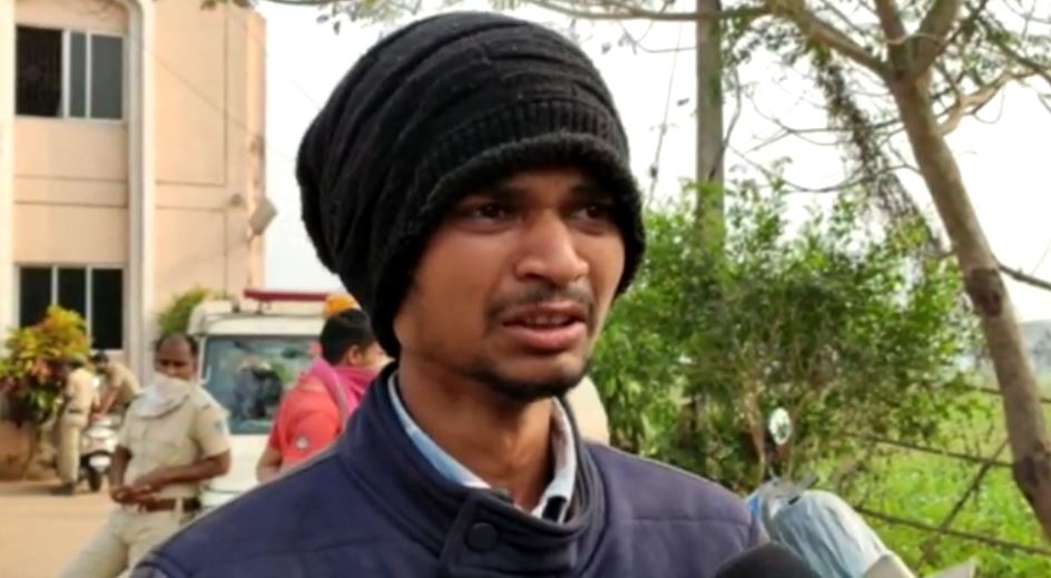 ଭଉଣୀର ମୃତ ଦେହ ଦେଖି କାନ୍ଦୁଥିବା ଭାଇ କହିଛନ୍ତି ଯେ ରାକେଶ ସ୍ୱାଇଁ ନାମକ ଜଣେ ଯୁବକ ଉପରେ ପରିବାରର ସନ୍ଦେହ ହେଉଛି । ଝରାଫୁଲଙ୍କୁ ବାରମ୍ବାର ଫୋନ୍ କରିବାକୁ ମନା କରାଯାଇଥିଲେ ବି ରାକେଶ ଫୋନ୍ କରୁଥିଲେ ବୋଲି କହିଛନ୍ତି ତାଙ୍କ ଭାଇ (ଫଟୋରେ)। ଭଉଣୀର ମୃତ ଦେହ ଦେଖି କାନ୍ଦୁଥିବା ଭାଇ କହିଛନ୍ତି ଯେ ରାକେଶ ସ୍ୱାଇଁ ନାମକ ଜଣେ ଯୁବକ ଉପରେ ପରିବାରର ସନ୍ଦେହ ହେଉଛି । ଝରାଫୁଲଙ୍କୁ ବାରମ୍ବାର ଫୋନ୍ କରିବାକୁ ମନା କରାଯାଇଥିଲେ ବି ରାକେଶ ଫୋନ୍ କରୁଥିଲେ ବୋଲି କହିଛନ୍ତି ତାଙ୍କ ଭାଇ (ଫଟୋରେ)।