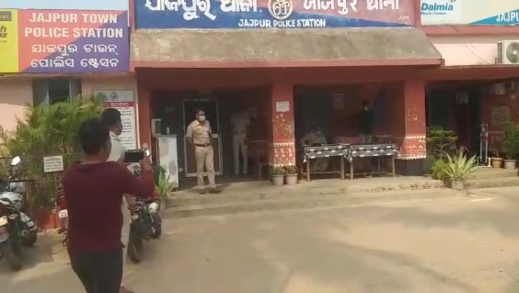 ପ୍ରଥମ ସିସିଟିଭି ଫୁଟେଜ୍ ଯାଜପୁର କୁଆଖିଆ ପୋଲିସ ହାତରେ ଲାଗିଥିଲା । ୨୭ ତାରିଖ ସକାଳ ୯ଟା ୭ ମିନିଟରେ ଏକ ସ୍କୁଟିରେ ଦୁଇ ଜଣ ଝରାଫୁଲଙ୍କ ମୃତ ଦେହକୁ ଧରି ବସିଛନ୍ତି । ଏହାର ଦୁଇ ଦିନ ପରେ ଆଉ ଏକ ସିସିଟିଭି ଫୁଟେଜ ଲାଗିଛି କମିଶନରେଟ୍ ପୋଲିସ ହାତରେ । ଏହି ସିସିଟିଭି ଫୁଟେଜ୍ ମଧ୍ୟ ୨୭ ତାରିଖର । ପ୍ରଥମ ସିସିଟିଭି ଫୁଟେଜ୍ ଯାଜପୁର କୁଆଖିଆ ପୋଲିସ ହାତରେ ଲାଗିଥିଲା । ୨୭ ତାରିଖ ସକାଳ ୯ଟା ୭ ମିନିଟରେ ଏକ ସ୍କୁଟିରେ ଦୁଇ ଜଣ ଝରାଫୁଲଙ୍କ ମୃତ ଦେହକୁ ଧରି ବସିଛନ୍ତି । ଏହାର ଦୁଇ ଦିନ ପରେ ଆଉ ଏକ ସିସିଟିଭି ଫୁଟେଜ ଲାଗିଛି କମିଶନରେଟ୍ ପୋଲିସ ହାତରେ । ଏହି ସିସିଟିଭି ଫୁଟେଜ୍ ମଧ୍ୟ ୨୭ ତାରିଖର ।