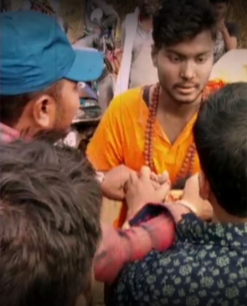  ସ୍ଥାନୀୟ ଲୋକେ କହିଛନ୍ତି ଯେ ପୂର୍ବରୁ ମଧ୍ୟ ଏହି ଯୁବକ ଜଣକ ସେ ଅଞ୍ଚଳକୁ ଅନ୍ୟ ବେଶରେ ଆସିଛନ୍ତି ।