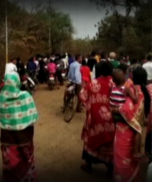  ତା’ ପରେ ଲୋକେ ଗେରୁଆ ବସ୍ତ୍ରଧାରୀ ସେହି ଯୁବକଙ୍କୁ ଟଣାଓଟରା କରିବା ସହ ପୋଲିସ ହାତରେ ଦେଇଥିଲେ ।