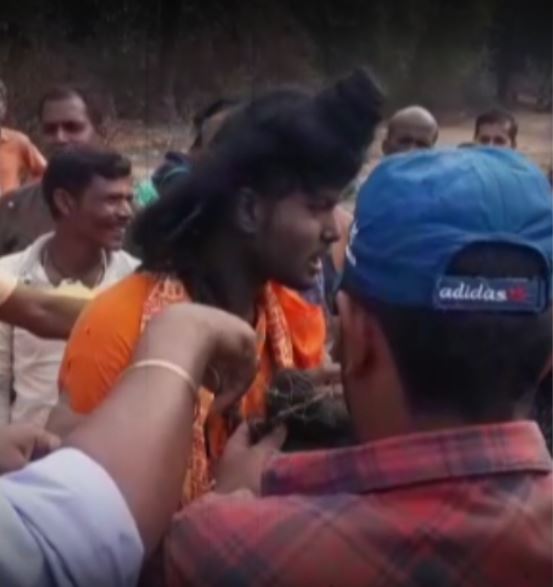 ସେମାନଙ୍କ ପ୍ରେମକୁ ପରିବାର ଲୋକେ ଅସ୍ବୀକାର କରୁଥିବାରୁ ନିଜ ପ୍ରେମିକାଙ୍କ ଘର ଲୋକଙ୍କୁ ରାଜି କରାଇବାକୁ ସେ ଏପରି ରୂପ ହୋଇଥିଲେ । ସେମାନଙ୍କ ପ୍ରେମକୁ ପରିବାର ଲୋକେ ଅସ୍ବୀକାର କରୁଥିବାରୁ ନିଜ ପ୍ରେମିକାଙ୍କ ଘର ଲୋକଙ୍କୁ ରାଜି କରାଇବାକୁ ସେ ଏପରି ରୂପ ହୋଇଥିଲେ ।