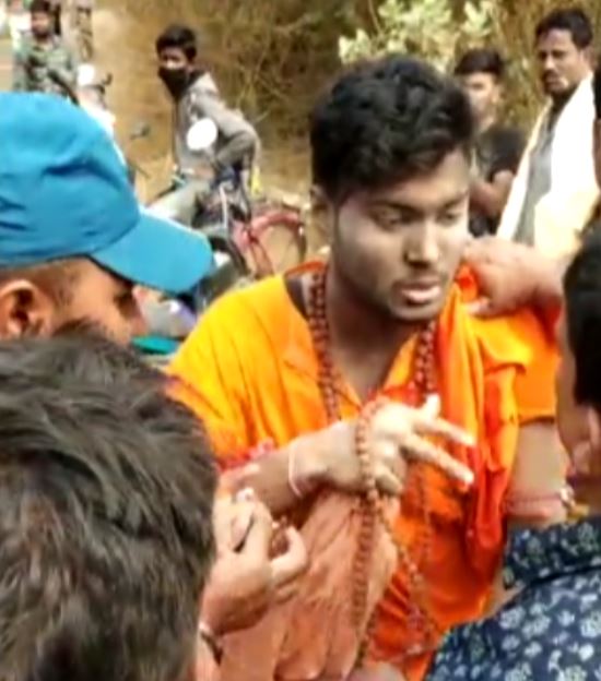  ଜଣାପଡ଼ିଛି ଯେ ଯୁବକଙ୍କ ଘର ଅନୁଗୁଳ ଜିଲ୍ଲାରେ । ସେ ଭୁବନେଶ୍ବରର ଏକ କଲେଜରେ ଯୁକ୍ତ ୨ ଦ୍ୱିତୀୟ ବର୍ଷରେ ପଢ଼ନ୍ତି ।