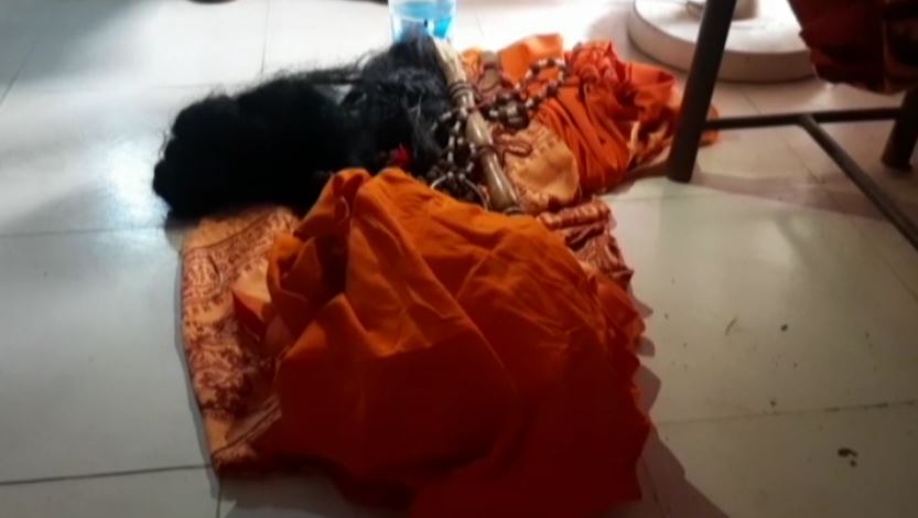  କେତେକ ଲୋକ କହିଛନ୍ତି ଯେ ନିଜ ପ୍ରେମିକାଙ୍କୁ ଭେଟିବାକୁ ବାବା ବେଶ ଧରିଥିଲେ ଏହି ଯୁବକ ।