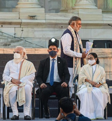  ନେତାଜୀଙ୍କ ଜୟନ୍ତୀକୁ ‘ପରାକ୍ରମ ଦିବସ’ (Parakram Divas) ଭାବେ ପାଳନ କରିବାକୁ କେନ୍ଦ୍ର ସରକାର ନିଷ୍ପତ୍ତି ନେଇଛି ବୋଲି ମୋଦି କହିଥିବା ବେଳେ ମମତା ଏହି ଦିନକୁ ପଶ୍ଚିମ ବଙ୍ଗରେ ‘ଦେଶ ନାୟକ ଦିବସ’ (Desh Nayak Divas) ଭାବେ ପାଳନ କରାଯାଉଛି ଓ କରାଯିବ ବୋଲି କହିଥିଲେ ।