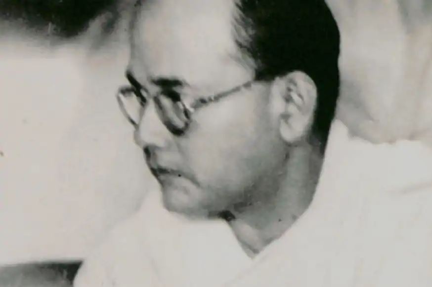 ସେ ସାଧାରଣତଃ ରାତିରେ ଖାଇବା ପରେ ବିଶ୍ରାମ ନେଇଥିଲେ । ସେହି ସମୟରେ ସେ ସାଧାରଣତଃ ବହୁତ କମ୍ ଲୋକଙ୍କୁ ଭେଟିବାକୁ ପସନ୍ଦ କରିଥିଲେ । ଯଦିଓ କେହି ଆସିଯାଉଥିଲେ ସେତବେଳେ ତାଙ୍କୁ ପ୍ରାୟତଃ ମୌନ ଦେଖିବାକୁ ପାଉଥିଲେ । ସେତେବେଳେ ସେ ବହୁତ କମ୍ କଥା କହୁଥିଲେ । ସେହି ସମୟରେ ସେ ସାଧାରଣତଃ ଶାନ୍ତି ଚାହୁଁଥିଲେ ।<br /> ସେ ସାଧାରଣତଃ ରାତିରେ ଖାଇବା ପରେ ବିଶ୍ରାମ ନେଇଥିଲେ । ସେହି ସମୟରେ ସେ ସାଧାରଣତଃ ବହୁତ କମ୍ ଲୋକଙ୍କୁ ଭେଟିବାକୁ ପସନ୍ଦ କରିଥିଲେ । ଯଦିଓ କେହି ଆସିଯାଉଥିଲେ ସେତବେଳେ ତାଙ୍କୁ ପ୍ରାୟତଃ ମୌନ ଦେଖିବାକୁ ପାଉଥିଲେ । ସେତେବେଳେ ସେ ବହୁତ କମ୍ କଥା କହୁଥିଲେ । ସେହି ସମୟରେ ସେ ସାଧାରଣତଃ ଶାନ୍ତି ଚାହୁଁଥିଲେ ।<br />