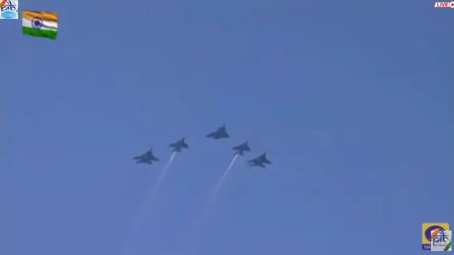  ତ୍ରିଶୂଳ ଆକୃତି ସୃଷ୍ଟି କରିବାକୁ ପାଇଁ ଦଳର ନେତୃତ୍ୱ ଏ.କେ ମିଶ୍ର ନେତୃତ୍ୱ ନେଇଥିଲେ । (ଫଟୋ-ANI)<br />