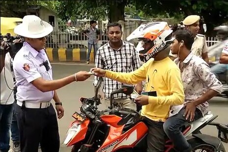 New Motor Vehicle Act: ଟ୍ରାଫିକର ଏହି ୧୯ ଟି ନିୟମ; ଯାହା ଜାଣିବା ପରେ ଆପଣ ରହିବେ ଟେନସନ୍ ଫ୍ରି