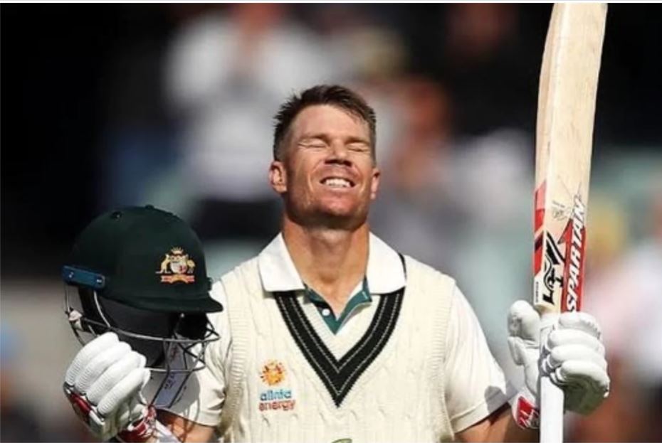  ଆଜି ଡେଭିଡ ୱାର୍ଣ୍ଣର ଓ ବିରାଟ କୋହଲି ବହୁତ ଭଲ ବନ୍ଧୁ । କିନ୍ତୁ ୯-୧୦ ବର୍ଷ ପୂର୍ବେ ଏହା ପୁରା ଓଲଟା ଥିଲା । ୨୦୧୨ ରେ ବିରାଟ କୋହଲି ଅଷ୍ଟ୍ରେଲିଆ ଗସ୍ତରେ ଡେଭିଡ ୱାର୍ନରଙ୍କ ସହ ପଡ଼ିଆରେ ଯୁକ୍ତିତର୍କ କରିଥିଲେ । ୱାର୍ଣ୍ଣର ମଧ୍ୟ ରୋହିତ ଶର୍ମାଙ୍କୁ ଦୁର୍ବ୍ୟବହାର କରିଥିଲେ କିନ୍ତୁ ଆଜି ସେ ଟିମ୍ ଇଣ୍ଡିଆ ଖେଳାଳିଙ୍କ ଜଣେ ଭଲ ବନ୍ଧୁ । (ଫଟୋ: AP)