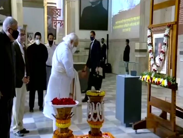 ନେତାଜୀଙ୍କୁ ସ୍ମରଣ କରିବା ପୂର୍ବରୁ ଭିକ୍ଟୋରିଆ ମେମୋରିଆଲ୍ ବୁଲି ଦେଖିଥିଲେ ପ୍ରଧାନ ମନ୍ତ୍ରୀ। ଏହି ଅବସରରେ ସେ ନେତାଜୀ ସଂଗ୍ରହାଳୟର ଉଦଘାଟନ କରିଥିଲେ । ନେତାଜୀଙ୍କୁ ସ୍ମରଣ କରିବା ପୂର୍ବରୁ ଭିକ୍ଟୋରିଆ ମେମୋରିଆଲ୍ ବୁଲି ଦେଖିଥିଲେ ପ୍ରଧାନ ମନ୍ତ୍ରୀ। ଏହି ଅବସରରେ ସେ ନେତାଜୀ ସଂଗ୍ରହାଳୟର ଉଦଘାଟନ କରିଥିଲେ ।