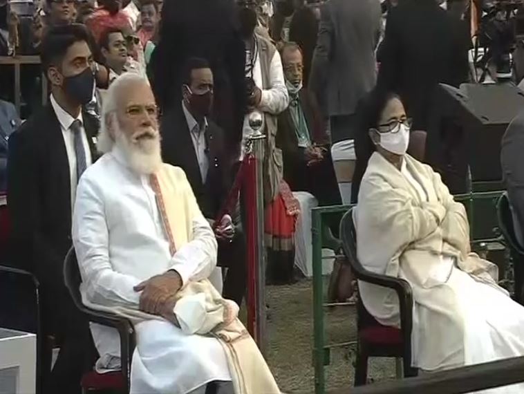  କୋଲକାତାରେ ନେତାଜୀଙ୍କ ୧୨୫ତମ ଜୟନ୍ତୀ ପାଳନ ଅବସରରେ ଆୟୋଜିତ ଉତ୍ସବ ପରେ ମମତା ଓ ମୋଦିଙ୍କ ମଧ୍ୟରେ ତିକ୍ତତା ଆହୁରି ବଢ଼ିଛି ବୋଲି ରାଜନୈତିକ ପଣ୍ଡିତମାନେ କହିଛନ୍ତି । (ସବୁ ଫଟୋ ସୌଜନ୍ୟ ପି.ଟି.ଆଇ.)