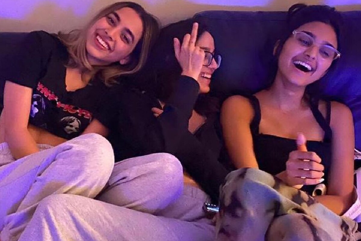  ଆଲିଆ ବିଶେଷ ଭାବରେ ଖୁସି କପୁରଙ୍କ ସହ ବହୁତ ମଜା କରନ୍ତି କାରଣ ସେ ତାଙ୍କର ଭଲ ବନ୍ଧୁ ।