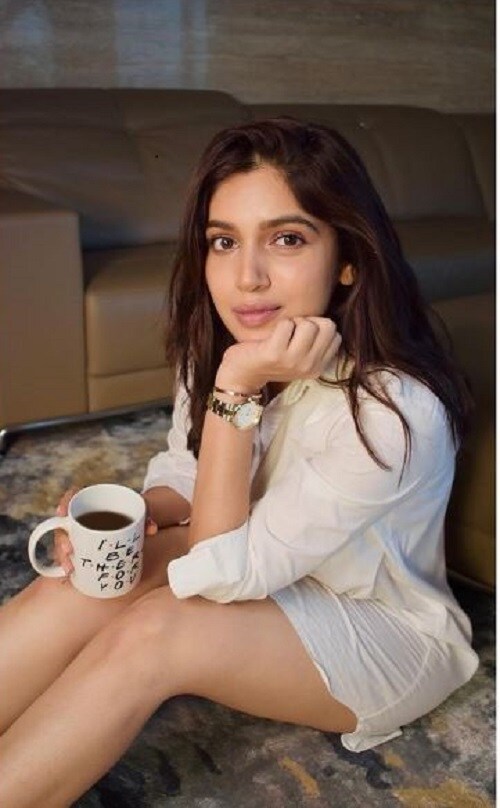  ଏକ ଧଳା ରଙ୍ଗର ଲଗ୍ ସାର୍ଟ ପିନ୍ଧି ଭୂମି ନିଜ ସୌନ୍ଦର୍ଯ୍ୟକୁ ଆହୁରି ଚମତ୍କାର କରିଛନ୍ତି । ସେ ହାଲୁକା ମେକ୍-ଅପ୍‌, ଖୋଲା କେଶ ଓ ହାତରେ ଘଣ୍ଟା ପିନ୍ଧି ଭାରି ସୁନ୍ଦରୀ ଦିଶୁଛନ୍ତି ।