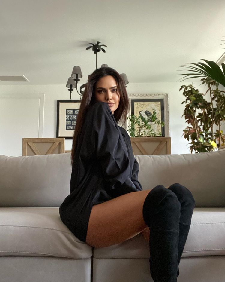  ଏଶା ନିଜ ସୋଫାରେ ବସି ପୋଜ୍ ଦେଉଛନ୍ତି ।