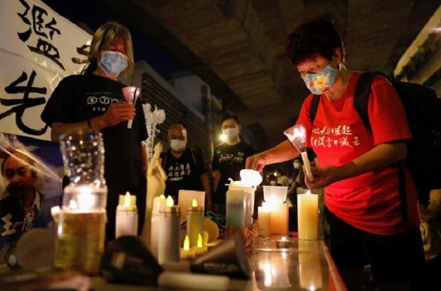  ପଶ୍ଚିମ ଦିଗରେ ଧଳା ରଙ୍ଗର ମହମବତୀ ଓ ଉତ୍ତର ଦିଗରେ କଳା ମହମବତୀ ପ୍ରୟୋଗ କରିବା ଭଲ ବୋଲି ବିବେଚନା କରାଯାଏ ।