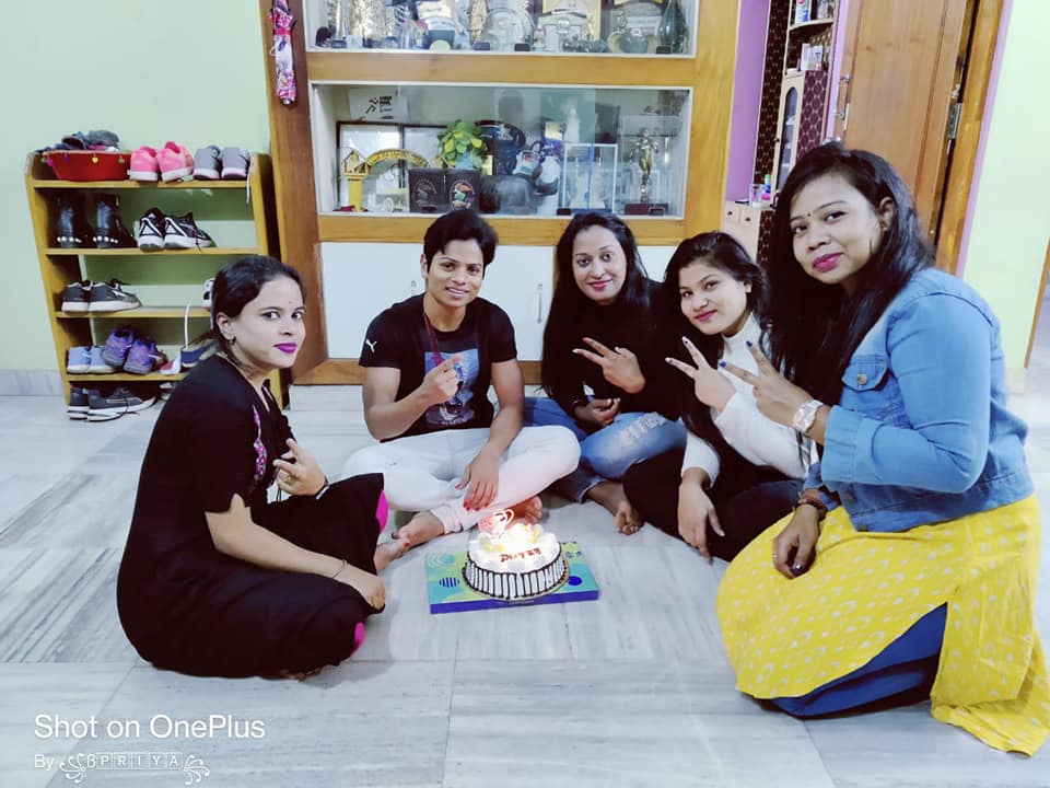 ୨୦୧୮ରେ ଏସିଆନ୍ ଗେମ୍ସରେ ମହିଳା ୧୦୦ ମିଟର ଇଭେଣ୍ଟରେ ରୌପ୍ୟ ପଦକ ଜିତି ଦୂତୀ ଭାରତ ପାଇଁ ଦୀର୍ଘ ୨୦ ବର୍ଷ ମଧ୍ୟରେ ପ୍ରଥମ ପଦକ ବିଜେତା ହୋଇ ଇତିହାସ ରଚିଥିଲେ । ଭାରତର ଏହି ବିଶିଷ୍ଟ କ୍ରୀଡ଼ାବିତଙ୍କ ବିଷୟରେ ଏଇଠି ଜାଣନ୍ତୁ କେତେକ ଜଣା-ଅଜଣା ତଥ୍ୟ । (ଫଟୋରେ ଦୂତୀ ନିଜ ବାନ୍ଧବୀମାନଙ୍କ ସହ ଜନ୍ମ ଦିନ ପାଳନ କରୁଛନ୍ତି ।) ୨୦୧୮ରେ ଏସିଆନ୍ ଗେମ୍ସରେ ମହିଳା ୧୦୦ ମିଟର ଇଭେଣ୍ଟରେ ରୌପ୍ୟ ପଦକ ଜିତି ଦୂତୀ ଭାରତ ପାଇଁ ଦୀର୍ଘ ୨୦ ବର୍ଷ ମଧ୍ୟରେ ପ୍ରଥମ ପଦକ ବିଜେତା ହୋଇ ଇତିହାସ ରଚିଥିଲେ । ଭାରତର ଏହି ବିଶିଷ୍ଟ କ୍ରୀଡ଼ାବିତଙ୍କ ବିଷୟରେ ଏଇଠି ଜାଣନ୍ତୁ କେତେକ ଜଣା-ଅଜଣା ତଥ୍ୟ । (ଫଟୋରେ ଦୂତୀ ନିଜ ବାନ୍ଧବୀମାନଙ୍କ ସହ ଜନ୍ମ ଦିନ ପାଳନ କରୁଛନ୍ତି ।)