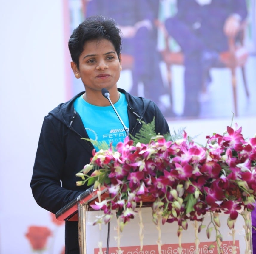 ଦୂତୀ ଯାଜପୁର ଜିଲ୍ଲାର ଏକ ଗରିବ ବୁଣାକାର ପରିବାରରେ ଫେବୃଆରୀ ୩, ୧୯୯୬ରେ ଜନ୍ମ ଗ୍ରହଣ କରିଥିଲେ । ତାଙ୍କ ବାପାଙ୍କ ନାଁ ଚକ୍ରଧର ଚାନ୍ଦ ଓ ମା’ଙ୍କ ନାଁ ଅଖୁଜୀ ଚାନ୍ଦ । ନିଜକୁ ଆଥଲେଟ୍ ବନେଇବା ପାଇଁ ସେ ଭୀଷଣ ସଙ୍ଘର୍ଷ କରିଥିଲେ । ତାଙ୍କୁ ଖାଲି ପାଦରେ ତାଲିମ ନେବାକୁ ପଡୁଥିଲା । ଦୂତୀ ଯାଜପୁର ଜିଲ୍ଲାର ଏକ ଗରିବ ବୁଣାକାର ପରିବାରରେ ଫେବୃଆରୀ ୩, ୧୯୯୬ରେ ଜନ୍ମ ଗ୍ରହଣ କରିଥିଲେ । ତାଙ୍କ ବାପାଙ୍କ ନାଁ ଚକ୍ରଧର ଚାନ୍ଦ ଓ ମା’ଙ୍କ ନାଁ ଅଖୁଜୀ ଚାନ୍ଦ । ନିଜକୁ ଆଥଲେଟ୍ ବନେଇବା ପାଇଁ ସେ ଭୀଷଣ ସଙ୍ଘର୍ଷ କରିଥିଲେ । ତାଙ୍କୁ ଖାଲି ପାଦରେ ତାଲିମ ନେବାକୁ ପଡୁଥିଲା ।