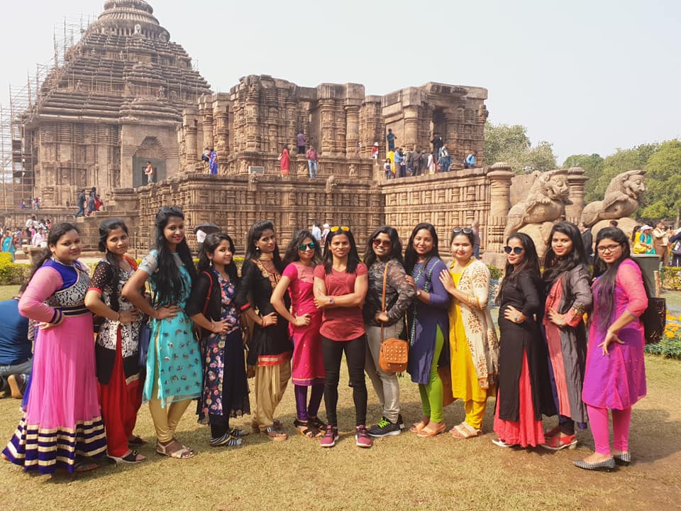  ନିଜ ବାନ୍ଧବୀମାନଙ୍କ ସହ କୋଣାର୍କ ମନ୍ଦିରରେ ଦୂତୀ ।