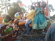 ଟ୍ରଲି ଉପରେ ବାଇକ୍; ମହିଳା କଂଗ୍ରେସ ତେଲ ଦର ବୃଦ୍ଧି ବିରୋଧରେ ନିଆରା ପ୍ରତିବାଦ କଲା