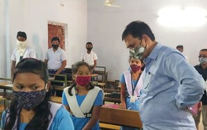 news18 - ପୁଣି କରୋନା ଡର: ରାଜ୍ୟରେ ୧ମରୁ ୮ମ ଶ୍ରେଣୀ ଯାଏଁ ପିଲାଙ୍କ ପାଇଁ ସ୍କୁଲ୍ ଖୋଲି ନ ପାରେ