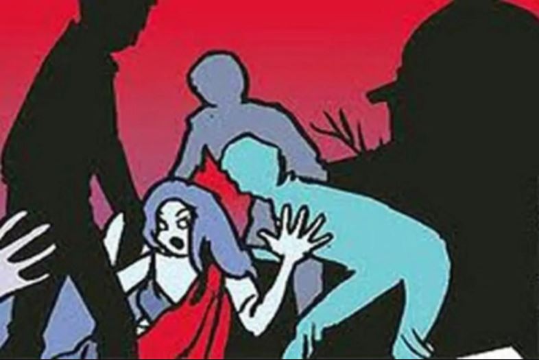 ଜଣେ ୩୦ ବର୍ଷୀୟା ମହିଳାଙ୍କୁ ଛଅ ଜଣ ଯୁବକ କିଛି ମାସ ତଳେ ଗ୍ୟାଙ୍ଗ୍ ରେପ୍ କରିଥିଲେ । ସେମାନେ ଏହି ଜଘନ୍ୟ ଘଟଣାର ଭିଡିଓ ନିଜ ନିଜ ମୋବାଇଲ୍ ଫୋନରେ ରେକର୍ଡ଼ିଂ କରିଥିଲେ । ଏବେ ସେମାନେ ସେହି ଭିଡିଓକୁ ବିକିବାର ପ୍ରୟାସ କରୁଥିବା ସମୟରେ ପୂରା ଘଟଣା ପୋଲିସର ନଜରକୁ ଆସିଥିଲା । ଜଣେ ୩୦ ବର୍ଷୀୟା ମହିଳାଙ୍କୁ ଛଅ ଜଣ ଯୁବକ କିଛି ମାସ ତଳେ ଗ୍ୟାଙ୍ଗ୍ ରେପ୍ କରିଥିଲେ । ସେମାନେ ଏହି ଜଘନ୍ୟ ଘଟଣାର ଭିଡିଓ ନିଜ ନିଜ ମୋବାଇଲ୍ ଫୋନରେ ରେକର୍ଡ଼ିଂ କରିଥିଲେ । ଏବେ ସେମାନେ ସେହି ଭିଡିଓକୁ ବିକିବାର ପ୍ରୟାସ କରୁଥିବା ସମୟରେ ପୂରା ଘଟଣା ପୋଲିସର ନଜରକୁ ଆସିଥିଲା ।