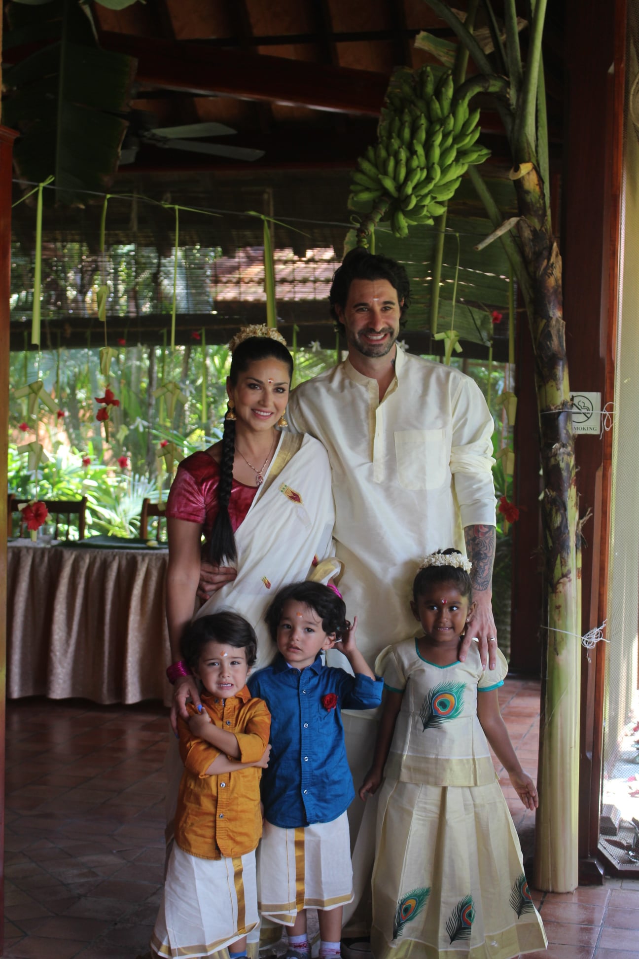  ସନ୍ନି ଓ ଡାନିଏଲଙ୍କ ଦୁଇ ପୁଅଙ୍କୁ ସାର୍ଟ ଓ ଧୋତି ପିନ୍ଧିଥିବାର ଦେଖିବାକୁ ମିଳିଥିଲା । ପୋଭାର୍ ଆଇଲ୍ୟାଣ୍ଡ୍ ରିସର୍ଟରୁ ଅଭିନେତ୍ରୀ ସନ୍ନି ନିଜର ଓ ନିଜ ପରିବାରର ଫଟୋ ଶେୟାର କରିଛନ୍ତି ।