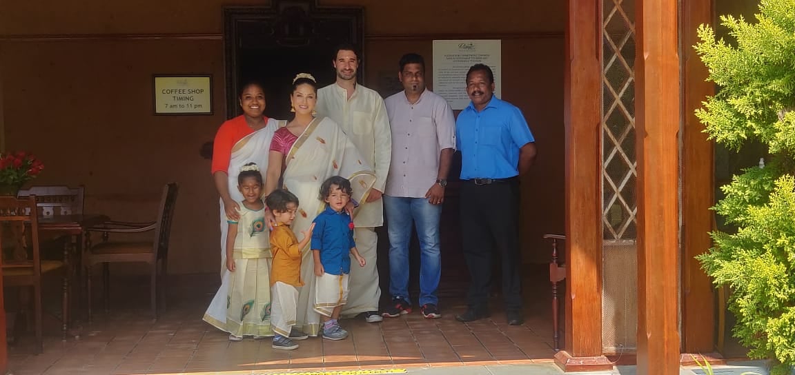 ସନ୍ନିଙ୍କ ସ୍ୱାମୀ ଡାନିଏଲ ୱେବର୍ କୁର୍ତ୍ତା ଓ ଧୋତି ପିନ୍ଧିଥିଲେ । ସେମାନଙ୍କ ଝିଅ ନିଶା 'କସାଭୁ ପଟ୍ଟୁପଭଡା' (ହ୍ୟାଣ୍ଡଲୁମ୍ ସ୍କର୍ଟ ଓ ବ୍ଲାଉଜ୍) ପିନ୍ଧି ଆକର୍ଷଣୀୟ ଦିଶୁଥିଲେ । ସନ୍ନିଙ୍କ ସ୍ୱାମୀ ଡାନିଏଲ ୱେବର୍ କୁର୍ତ୍ତା ଓ ଧୋତି ପିନ୍ଧିଥିଲେ । ସେମାନଙ୍କ ଝିଅ ନିଶା 'କସାଭୁ ପଟ୍ଟୁପଭଡା' (ହ୍ୟାଣ୍ଡଲୁମ୍ ସ୍କର୍ଟ ଓ ବ୍ଲାଉଜ୍) ପିନ୍ଧି ଆକର୍ଷଣୀୟ ଦିଶୁଥିଲେ ।