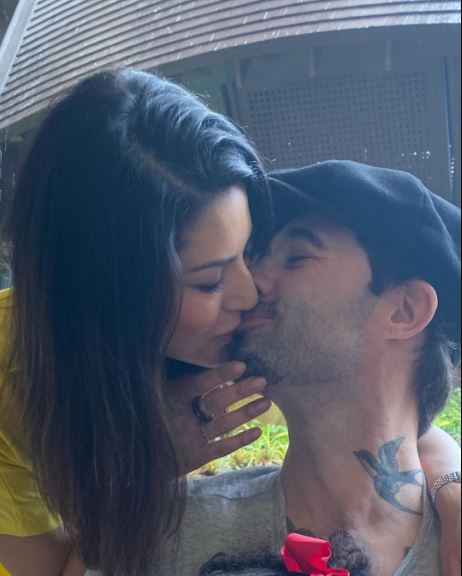 ସନ୍ନି ଲିଓନି ନିଜ ପତି ଡାନିଏଲ ୱେବରଙ୍କୁ (Sunny Leone husband) ଚୁମା ଦେଉଥିବାର ଫଟୋ ଇଣ୍ଟରନେଟରେ ଖୁବ୍ ଭାଇରାଲ୍ ହେଉଛି । ସନ୍ନି ଲିଓନି ନିଜ ପତି ଡାନିଏଲ ୱେବରଙ୍କୁ (Sunny Leone husband) ଚୁମା ଦେଉଥିବାର ଫଟୋ ଇଣ୍ଟରନେଟରେ ଖୁବ୍ ଭାଇରାଲ୍ ହେଉଛି ।