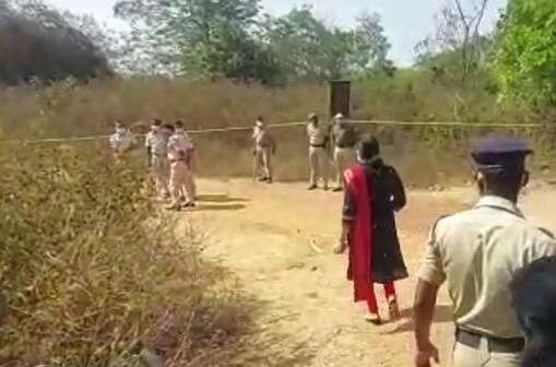 ମୃତ ଦେହ ମିଳିଥିବା ସ୍ଥାନକୁ ପୋଲିସ ବ୍ୟାରିକେଡିଂ କରିଛି ।