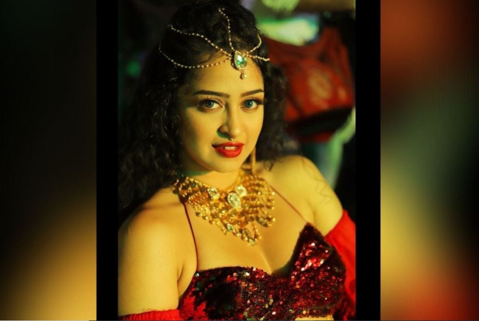  ଅପ୍ସରା କହିଛନ୍ତି- ମୁଁ ଚାହୁଁଛି ମୋ ରାଜ୍ୟର ଲୋକମାନେ ମୋତେ ଭଲ ପାଆନ୍ତୁ ଓ ଆଶୀର୍ବାଦ କରନ୍ତୁ କାରଣ ମୁଁ ଅଭିନୟକୁ ମୋର କରିୟର କରିଛି । ମୁଁ ଜାଣେ ଯେ ମୋର ବୋଲ୍ଡ ଫଟୋ ସତ୍ତ୍ୱେ ସେମାନଙ୍କ ପ୍ରେମ ମୋ ଆଇଁ କମ ହେବ ନାହିଁ। (ଫଟୋ: ଇନଷ୍ଟାଗ୍ରାମ / @ apsara_rani_official__)<br />