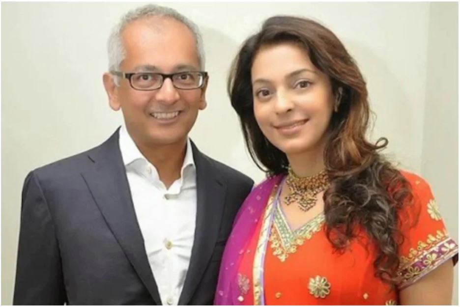  ଜୟ ମେହେଟ୍ଟାଙ୍କ ପ୍ରଥମ ପତ୍ନୀଙ୍କ ବିମାନ ଦୁର୍ଘଟଣାରେ ମୃତ୍ୟୁ ଘଟିଥିଲା । ଏହାର କିଛି ବର୍ଷ ପରେ ଜୟ ଜୁହିଙ୍କୁ ବିବାହ କରିଥିଲେ । ଆଜି ଏହି ଦମ୍ପତିଙ୍କର ଦୁଇଟି ସନ୍ତାନ ଅଛନ୍ତି । (ଫଟୋ ସୌଜନ୍ୟ: ନ୍ୟୁଜ 18)