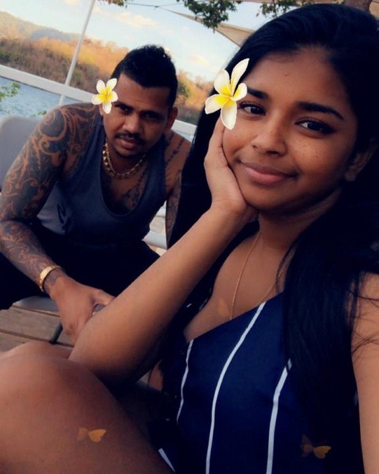  ପତ୍ନୀଙ୍କ ସହ ସୁନିଲ ନରେନ୍