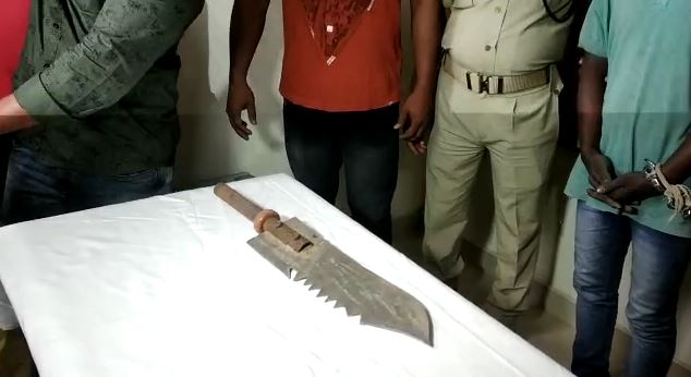  ମଦ ରଖିବା ସ୍ଥାନକୁ ନେଇ ହାଡ଼ିଆ ସହ ଏହି ଦୁଇ ଭାଇଙ୍କର ବାରମ୍ବାର ଝଗଡ଼ା ହେଉଥିଲା । ଅନ୍ୟ ଅଭିଯୁକ୍ତ ଦୀପକ ମଲ୍ଲିକ ଏବେ ବି ଫେରାର ଅଛି ।